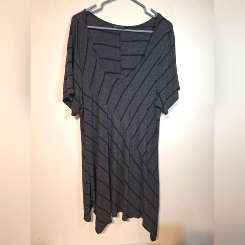 🇨🇦 Time Square 2X rayon shortsleeve asymmetrical black grey stripe tunic top